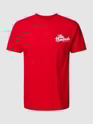 T-Shirt mit Label-Print Modell 'WORLD FAMOUS' von The Hundreds Rot - 6