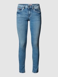 Low Rise Jeans mit Label-Detail von Tommy Jeans - 16