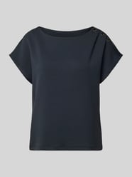 t-shirt z ozdobne guziki i okrągły dekolt od COMMA - 31