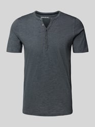 T-shirt z krótką listwą guzikową od MCNEAL - 35