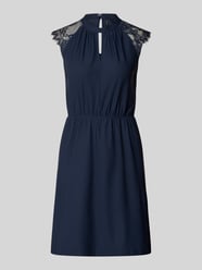 Dopasowana sukienka casualowa z obszyciem koronką model 'MILLA' od VERO MODA - 5