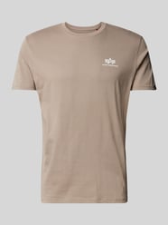 T-Shirt mit Label-Print Modell 'BASIC' von Alpha Industries Beige - 2