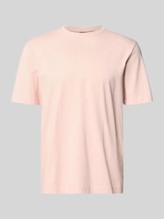T-shirt o kroju relaxed fit z mieszanki bawełny model 'TCHUP' od BOSS Orange Fuksjowy - 43