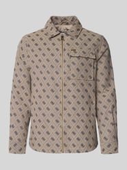 Kurtka w kroju regular fit z kieszenią na piersi od GUESS - 2
