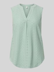 Top bluzkowy o kroju regular fit z haftem angielskim model 'SANDRA' od ONLY - 24