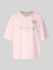 Trikot mit Label-Print und V-Ausschnitt von OH APRIL Pink - 19