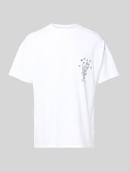 T-Shirt mit Motiv- und Label-Print Modell 'VASO' von BLKVIS - 3