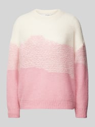 Sweter z dzianiny z obniżonymi ramionami model ‘JACKIE’ od Selected Femme Różowy - 15