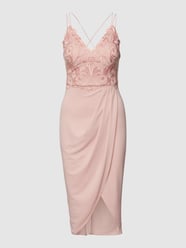 Cocktailjurk met borduursels van Lipsy Roze - 31