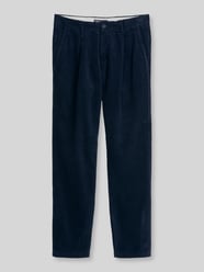 Spodnie sztruksowe o kroju tapered fit z bawełny z zakładkami w pasie od Marc O'Polo - 3