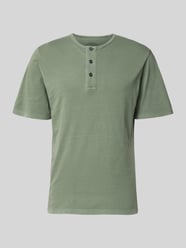 t-shirt z okrągłym dekoltem i listwą guzikową od JACK & JONES Premium - 14