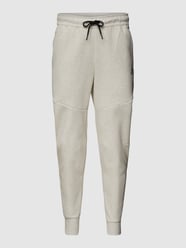 Slim Fit Sweatpants mit Label-Print von Nike Beige - 48