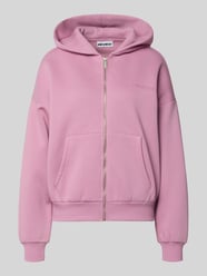 Bluza rozpinana z logo i kieszenią kangurka od REVIEW Fuksjowy - 3