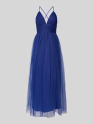 Abendkleid mit tiefem V-Ausschnitt von Lace & Beads - 27