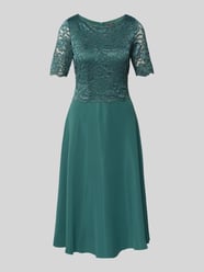 Knielanges Cocktailkleid mit Spitze von Vera Mont - 48