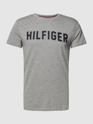 T-shirt van biologisch katoen met labelprint van Tommy Hilfiger Grijs / zwart - 24