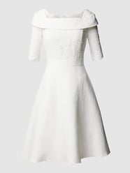 Kurzärmeliges Brautkleid mit floralen Stickereien von Apart Glamour Weiß - 30