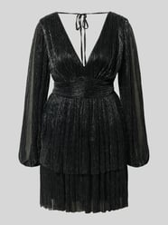 Schimmerndes Cocktailkleid mit V-Ausschnitt und Taillenband von Jake*s Cocktail - 11