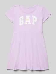Sukienka o kroju regular fit z nadrukiem z logo od GAP - 39