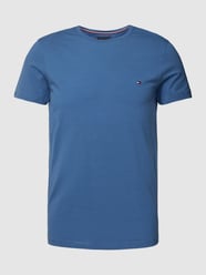 T-Shirt mit Label-Detail von Tommy Hilfiger Blau - 46