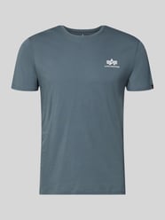 T-shirt z detalami z logo Model 'BASIC' od Alpha Industries - 35