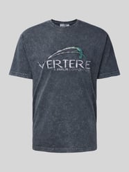 T-Shirt mit Label-Stitching von Vertere Grau - 16