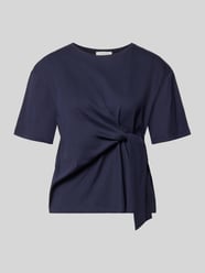 t-shirt z wiązanym detalem i okrągłym dekoltem od Christian Berg Woman - 19