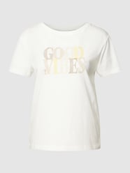 T-shirt z nadrukiem ze sloganem od comma Casual Identity Biały - 20