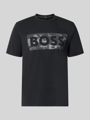męski t-shirt o kroju regular fit z mieszanki bawełny model 'TS_GLOBE LOGOPATTERN' od BOSS Green - 19