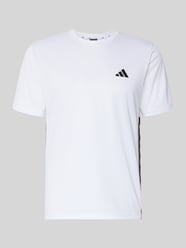 t-shirt o kroju regular fit z detalem z logo model 'WE BAS 3S T' od adidas Training - 15
