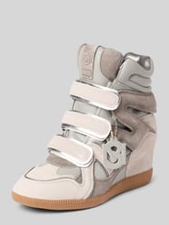 Sneakersy o wysokim kroju na koturnie model 'Mavis' od Steve Madden - 1