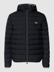 Steppjacke mit Label-Stitching von Fred Perry Schwarz - 11
