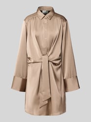 Knielanges Hemdblusenkleid mit Knotendetail Modell 'Biria' von Neo Noir Beige - 46