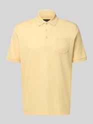 Koszulka polo o kroju regular fit z brustaszą i wyhaftowanym logo od bugatti - 9