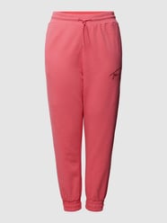 Spodnie dresowe PLUS SIZE z wyhaftowanym logo od Tommy Jeans Curve Różowy - 10