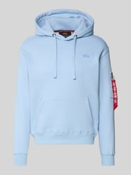 Bluzka o kroju regular fit z kapturem i naszywką z logo od Alpha Industries - 26