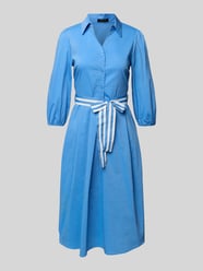 Knielanges Hemdblusenkleid mit Bindegürtel von More & More - 2