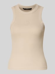 Top na ramiączkach o kroju slim fit z mieszanki bawełny model 'SMILE CAISA TANK TOP' od VERO MODA - 37