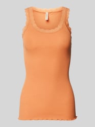 Zijden top met kant, model 'Sarona' van Soyaconcept Oranje - 2