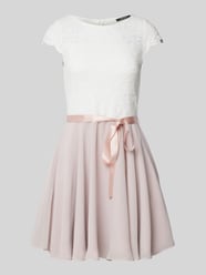 Cocktailjurk met kant van SWING Fuchsia - 38