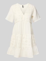 Sukienka mini taliowana z haftem angielskim model ‘NATALI’ od Vero Moda - 36