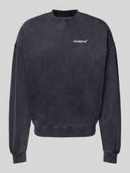 Sweatshirt mit Label-Stitching von Low Lights Studios - 7