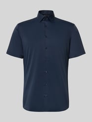 Koszula o kroju slim fit biznes z kołnierzykiem typu kent od Jake*s - 4