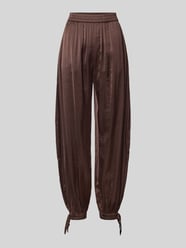 Loose Fit Stoffhose aus Satin mit Viskose-Anteil von mbyM - 26
