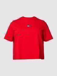 PLUS SIZE T-Shirt mit Label-Details von Tommy Jeans Curve Rot - 46