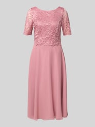 Knielanges Cocktailkleid mit Spitze und Rundhalsausschnitt von Vera Mont - 5