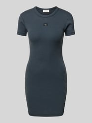 T-Shirt-Kleid mit Label-Patch und Rundhalsausschnitt von Calvin Klein Jeans - 7