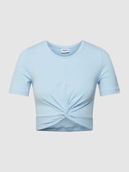 Cropped T-Shirt mit Schleifen-Detail von Noisy May Blau - 5