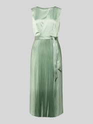 Midikleid mit Plisseefalten und Bindegürtel von COMMA - 5