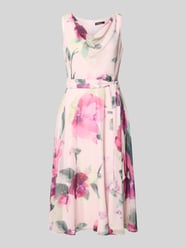 Knielanges Cocktailkleid mit Bindegürtel von Vera Mont Pink - 11